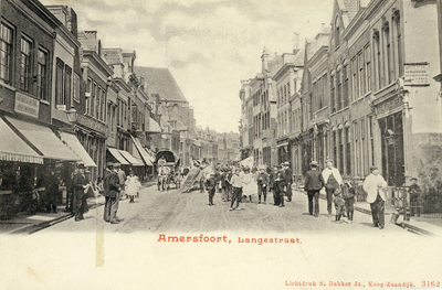 11707 Gezicht in de Langestraat met winkelpanden, huizen en publiek te Amersfoort uit het zuidwesten.